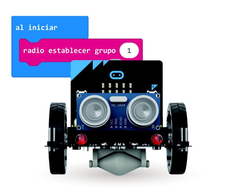Un micro:maqueen, robot de BBC micro:bit, junto a una programación demostrativa de bloques detrás.