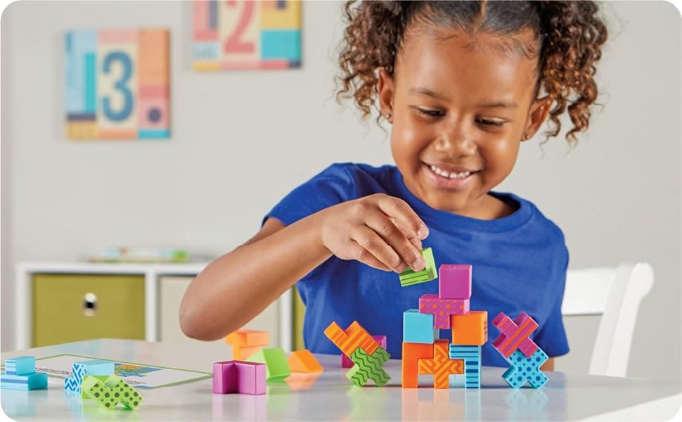 Niña jugando y construyendo figuras geométricas con Brainometry Learning Resources